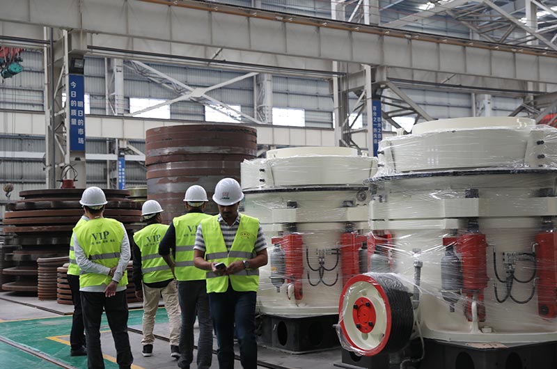 客戶(hù)一行來(lái)廠考察頁(yè)巖破碎機(jī)設(shè)備 客戶(hù)一行來(lái)廠考察頁(yè)巖破碎機(jī)設(shè)備