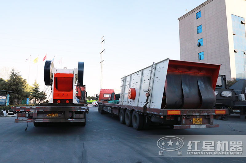 紅星顎式破碎機裝車發(fā)貨現場