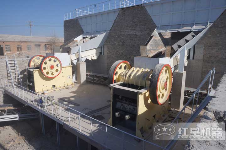 河北制砂生產現場，兩臺顎破同時有效生產