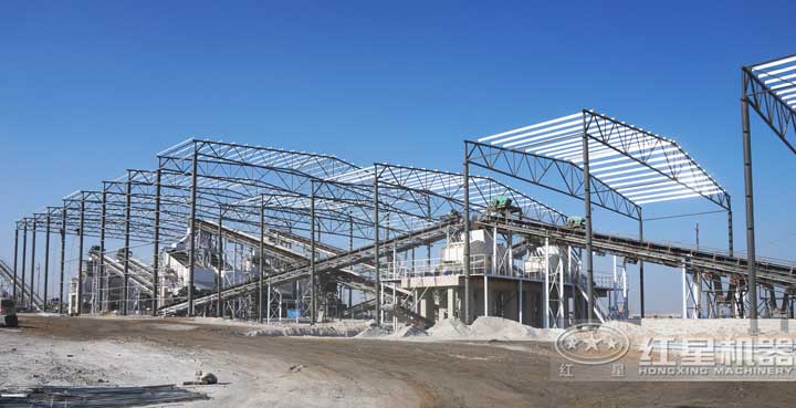 時產800噸生產現場，多臺設備同時作業