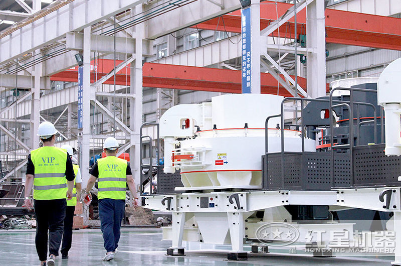 客戶下單之前來廠參觀，工程師全程陪伴講解